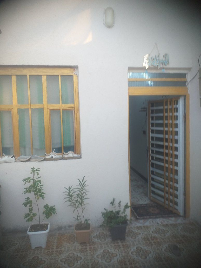 بيت زراعي للبيع عالسايدين مساحته 130 نظيف كلش 
غرفتين 
صاله
ديوانيه
صحيات 
مطبخ  الاتصال على هذا ***********
