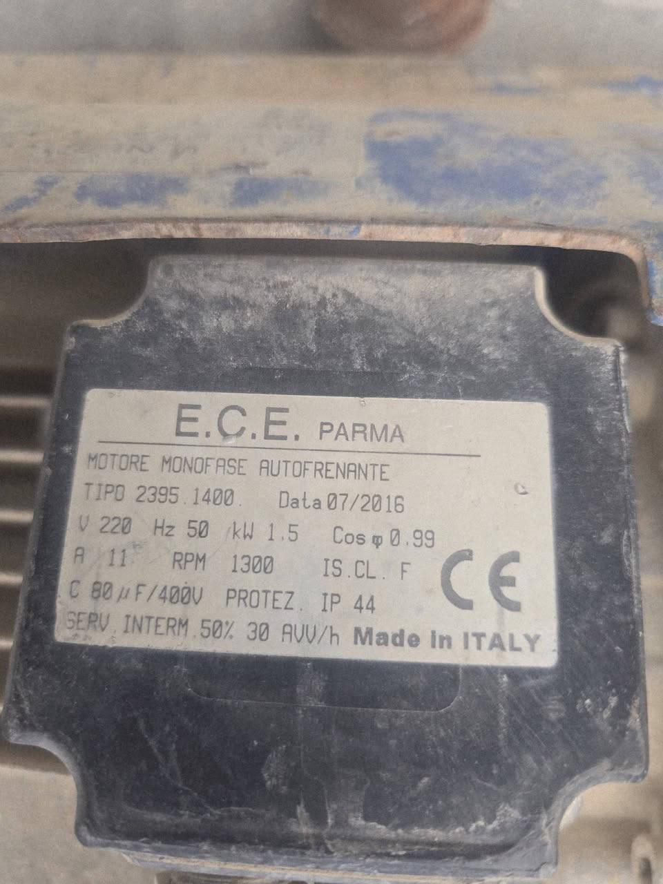 ونج تصعيد للبيع 
صنع إيطالي الأصلي ؛ نظافه ٩٠ بالميه ؛ عربانه عدد ٢ جديدات ؛ قفص حديد مربع لرفع الشتايكر والسيراميكك
للاستفسار الاتصال بالرقم ***********
