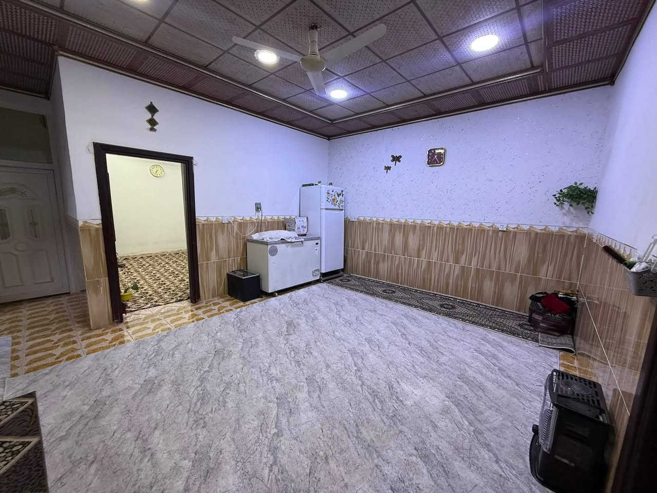 هذا البيت للبيع، يقع في منطقة شورجة، قريب من المدرسة والسوق، في زقاق أبو عبد الله (حجامە)، والبيت طابو رسمي. 200 متر يوجد غرفة إضافية وبِيتونة على السطح  السعر 155 ملیون ومجال. 

ڕقـم...👇

***********
