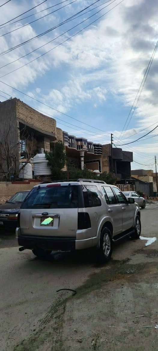 السلام عليكم ورحمة الله وبركاته 
فورد اكسبلورر ٢٠٠٧ بغداد تحويل شرط 
صبغ عام جمالية بيها تبديل باب خلف السائق 
جاهزة مال جناي
بيع او مراوس حسب القناعه 
سعرها ٨٣ وبيها مجال بسيط 
مكانها بغداد ابو غريب 
رقمي للتواصل ***********
