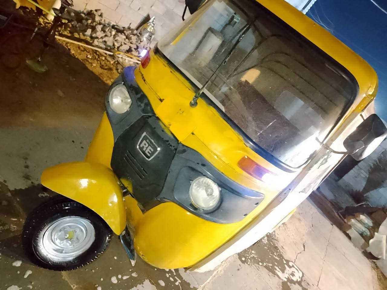 السلام عليكم تكتك موديل ٢١/٢ للبيع بيهه ضربه بل صفحه ليمنه.قليله  مصبوغه عام ***********  مكاني النهروان
