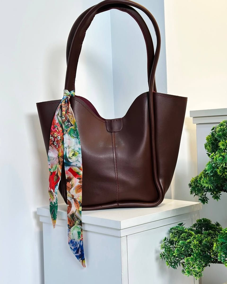 جنط نسائي/تم تكرار الموديل 
سعر المفرد 12 آلاف دينار
سعر الدرزن 90 ألف دينار
قياس 22 × 38 سم 
واتس اب :***********
واتس اب :***********
