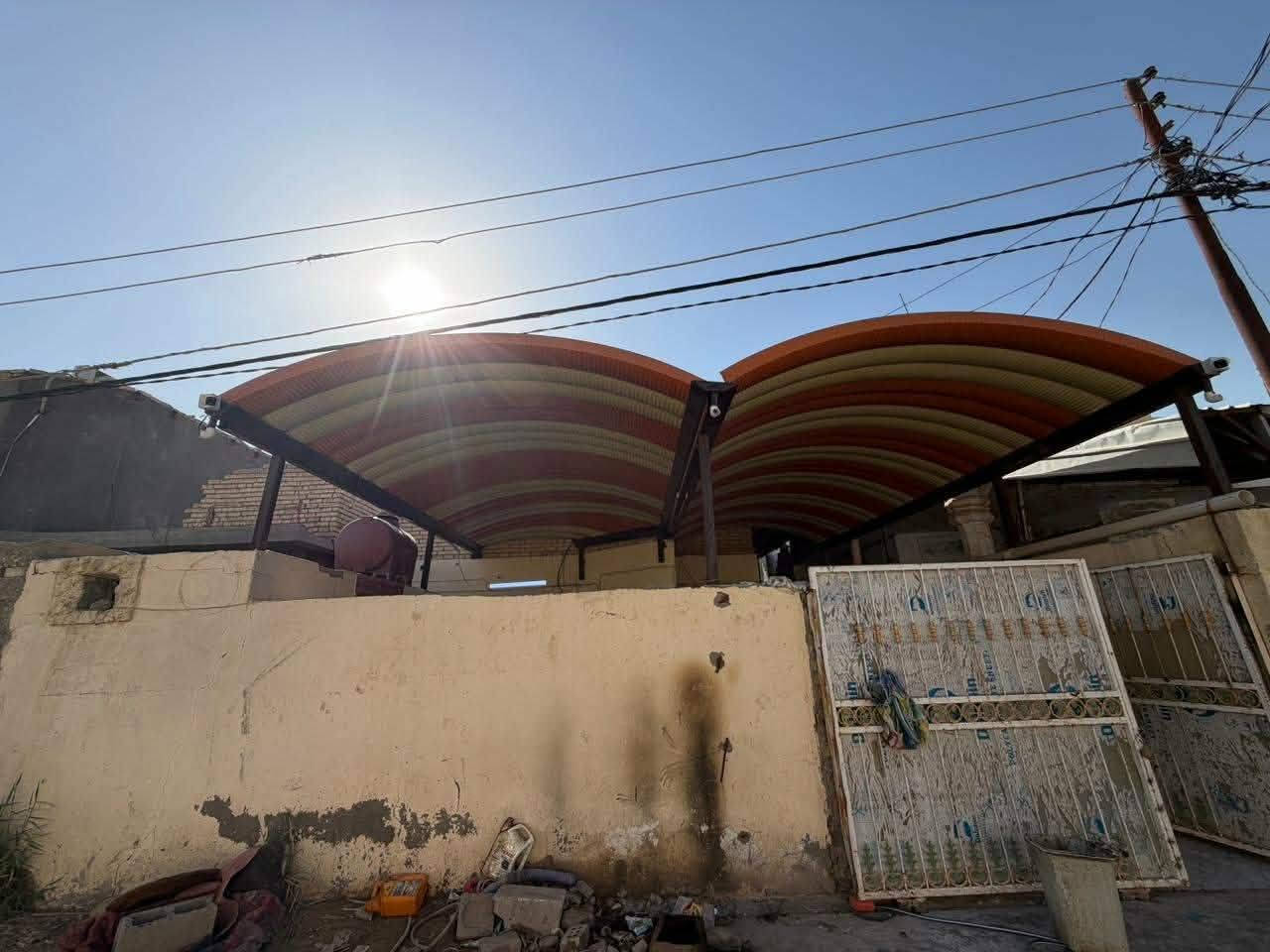 دار سكن زراعي قانون ٢٥ مساحته ٢٠٠ م حي الكرار بناء بلوك والسقف عكاده يحتوي الطابق الأول ع ١ غرفه نوم واستقبال ومطبخ وصاله وصحيات والطابق الثاني ١ غرفه نوم وصاله مجاري كامله ومعامله ماشيه بالبلديه للإستفسار مراجعه مكتب القريني للعقار الجمعيه بالقرب من السايدين *********** او ***********
