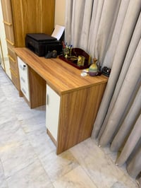 ميز مكتبي • نظيف جداً • بغداد حي العدل