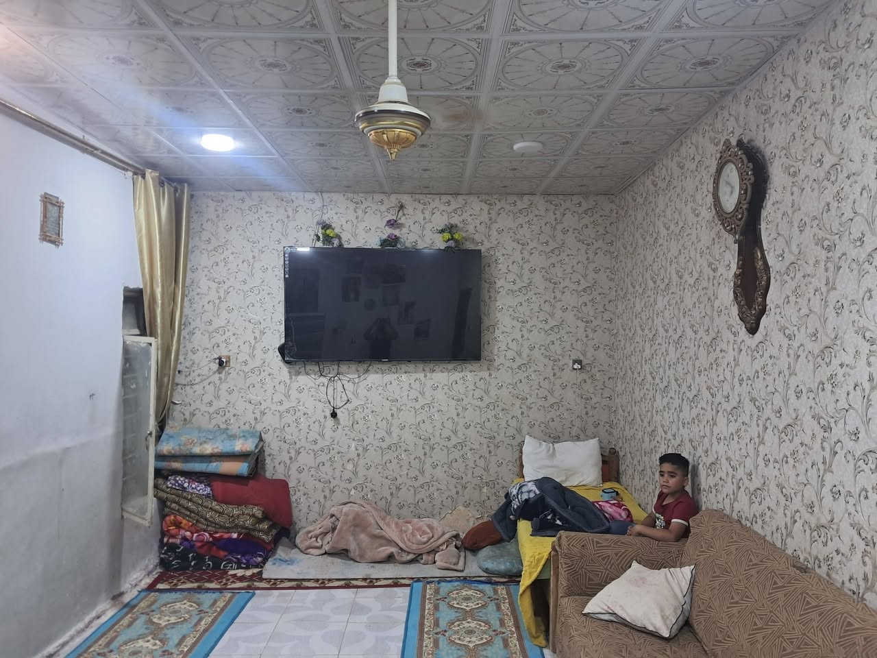 السلام عليكم
بيت اوقاف 
المساحه 180 متر 
الايجار السنوي 320 ألف 
بيت جديد وحلو عالي عن الشارع 
الجلبيه قرب فلكه الجمعيه 
قريب ع الشارع العام كلش
يحتوي البيت عن غرفه 7×5
صالتين بي بارني 7×4 
صيحات عدد ثنين داخليه وخارجيه 
كراج سيارة
منور جبير بي
الصاله الثانية تصلح عرفه 
السعر 60 مليون مع المجال 
غير متواجد ع إلفيس 
***********
