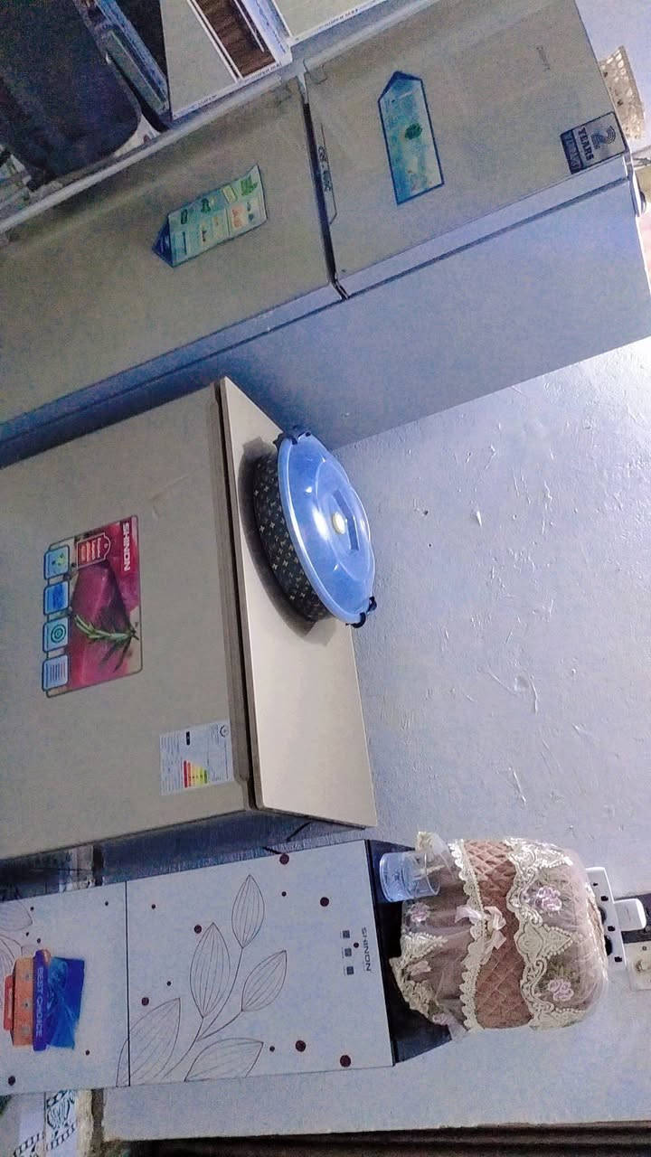 غراض نضيفه للبيع مستعجل عليهن
تجي تفحص وشوف نضافة 
سبالت عدد2
غرفة نوم 
مجمده 
ثلاجه
براد
طباخ
كاونتر كامل 
ميز طعام
تخم 
مرايه
تلفزيون كبير
اضافه الى باقي غراض غير منشوره
الاتصال ***********
