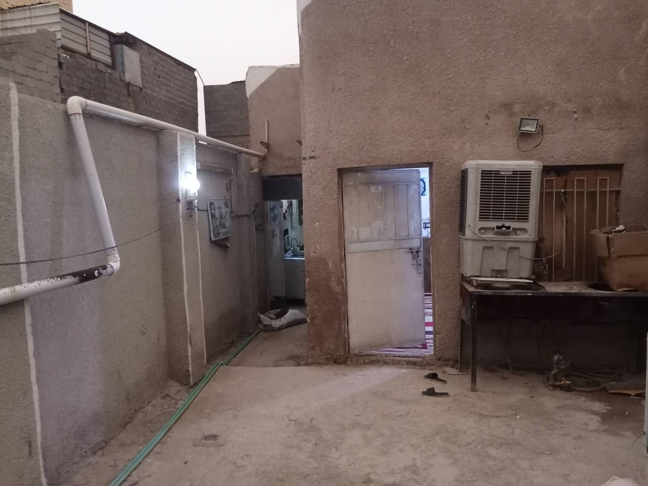 سلام عليكم بيت البيع العنوان المدينه نهايه داخل حي طارق الشيشان قرب مدارس يقرب على شارع عام 5بيت مساحه الدار 110 اتصال ***********
