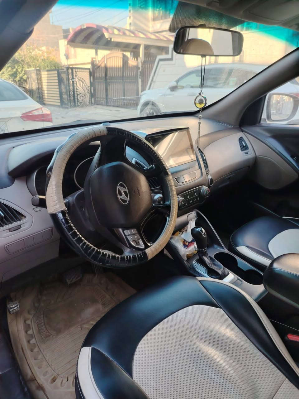 السلام عليكم
توسان ٢٠١٤ خليجي مكفولة من الصبغ والتبديل 
ماشية ١٢٠ 
رقم بغداد تحويل مباشر 
مكان السيارة بغداد / السيدية 
السعر  ١٥٣ وبيها مجال 
للاتصال : ***********
