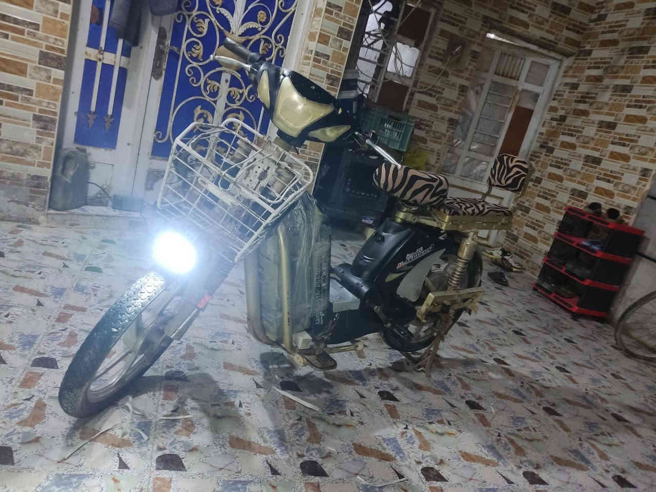 موطور شحن
بطاريات يمشنك فتره 
نضافه 75%
جمطه البطاريات شويه تعبانه
شاحنه وياه 
لايت شغال 
بريك شغال خلفي فقط
عنوان فلوجة شهداء قرب عماره الجنابي 
للتواصل *********** بيه واتساب 
غير متواجد على الفيس 
سعر 175 بيه مجال بسيط جدا حك الجيه 
ما تشتري لا تكسر حاجات الناس جزاكم الله خيرا 
وتحياتي للجميع
