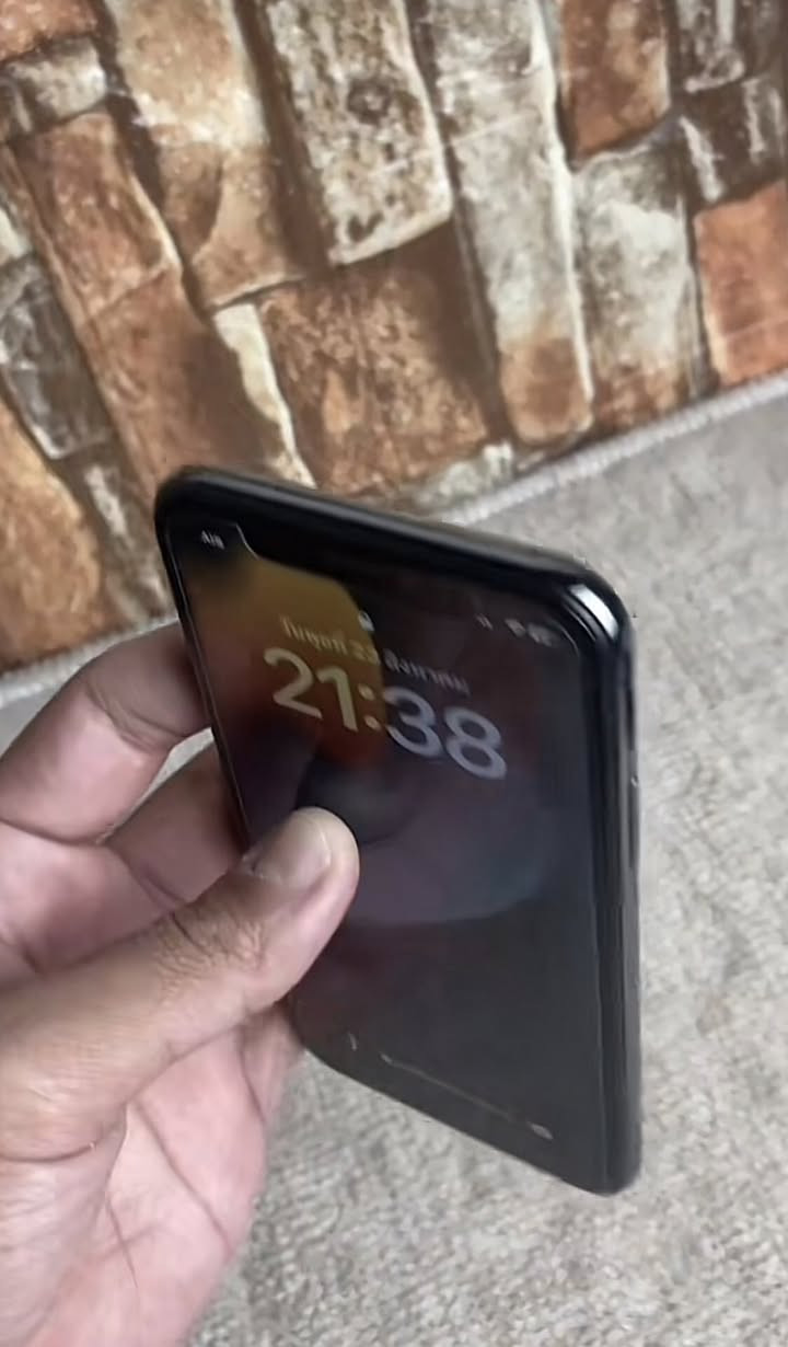 السلام عليكم ورحمة الله شباب للبيع ايفون اكس جهاز شغال كامل وكاميرته فول الفول نضيف مكفول من عطل الجهاز مستعمل قليل جدا وياه لزكه اصليه معه الكفر +شاحنه اصليه مكاني بغداد الزعفرانية متواجد خاص لو واتساب *********** السعر ١٤٥ الف وبي مجال للشراي معه تحياتي للجميع 🩵
