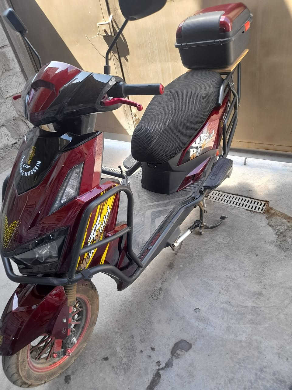 سكنس شحن  ٢٠٢٥ جديدة.
٦ بطاريات ٣٨ امبير شرط المسطرة.. 
بريك دسك امامي وخلفي
مانع انزلاق abs بيها..
ملف ٣٨٠٠ واط واضح بالصورة..
مكان بغداد تاجي
***********
*********** الشراي يتصل..
