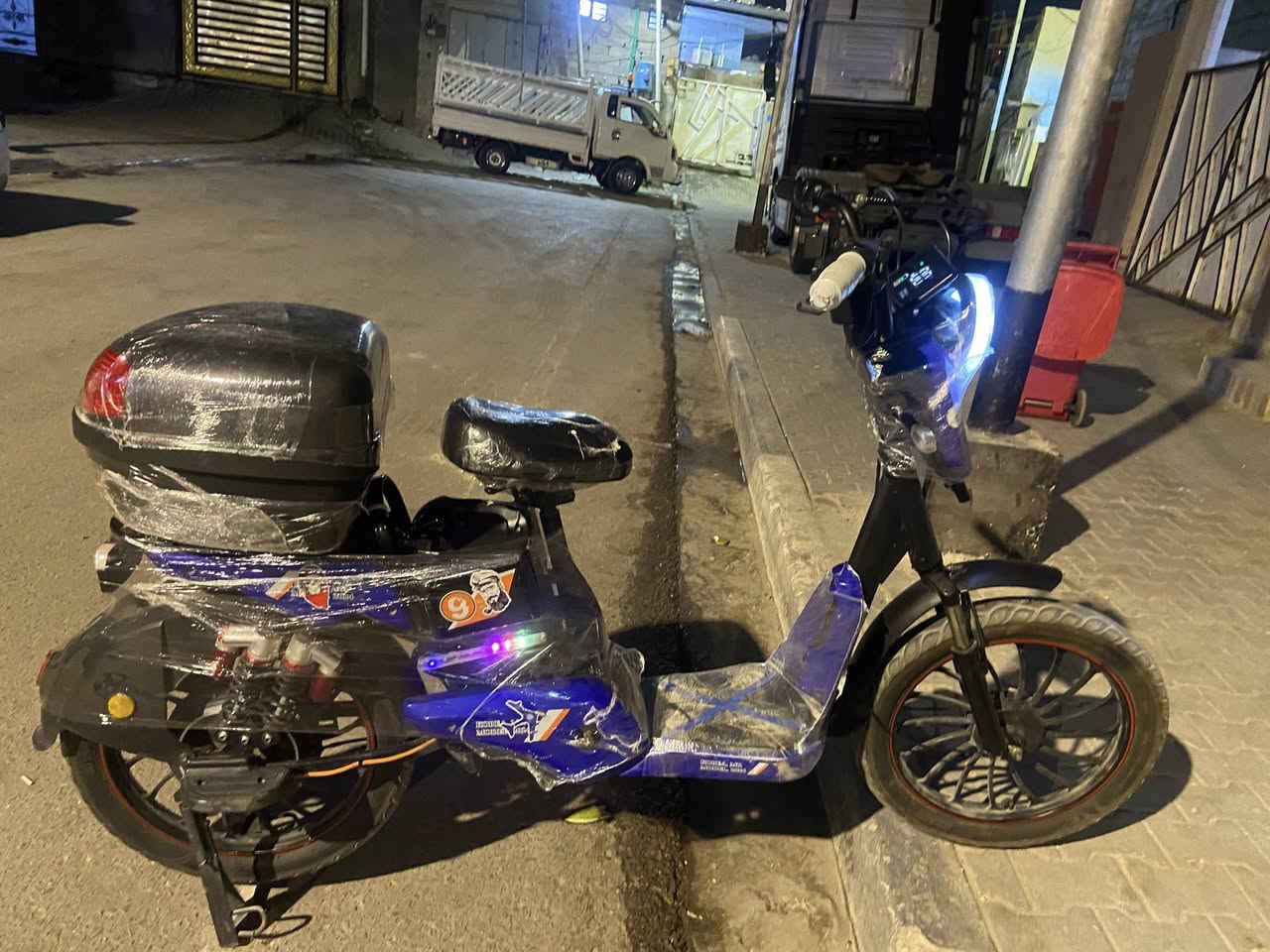 دراجه شحن لايت زنون دبل اشاره نشرات جانبيه سماعه بلوتوث تجايه خلفيه مرايات اربع سرع سرعه حقيقه 55 بريك شاشه الاكترونيه اشاره يمنه يسره دراجه مرتبه نوعها MR كوري المكان المشراق القديم البصره تواصل على الرقم. 
***********
السعر 275 وبيهه مجال
