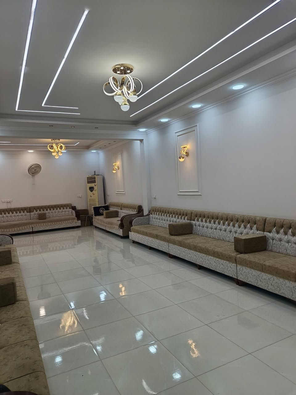 ياالله سلام عليكم
بيت للبيع مساحه الكليه 1000م بناء طابوگ  بناء 200م  يبعد عن شارع العام 100 م

 العنوان منطقة الشوفه  قرب المشتل  

 محتوياته  غرفتين  ديوانيه  وصاله عدد 2  ومطبخ وصحيات. 

كافه الخدمات 

سعر 130 وبي مجال بصيط لجاد  

  

الهاتف /‏‪***********‬‏
