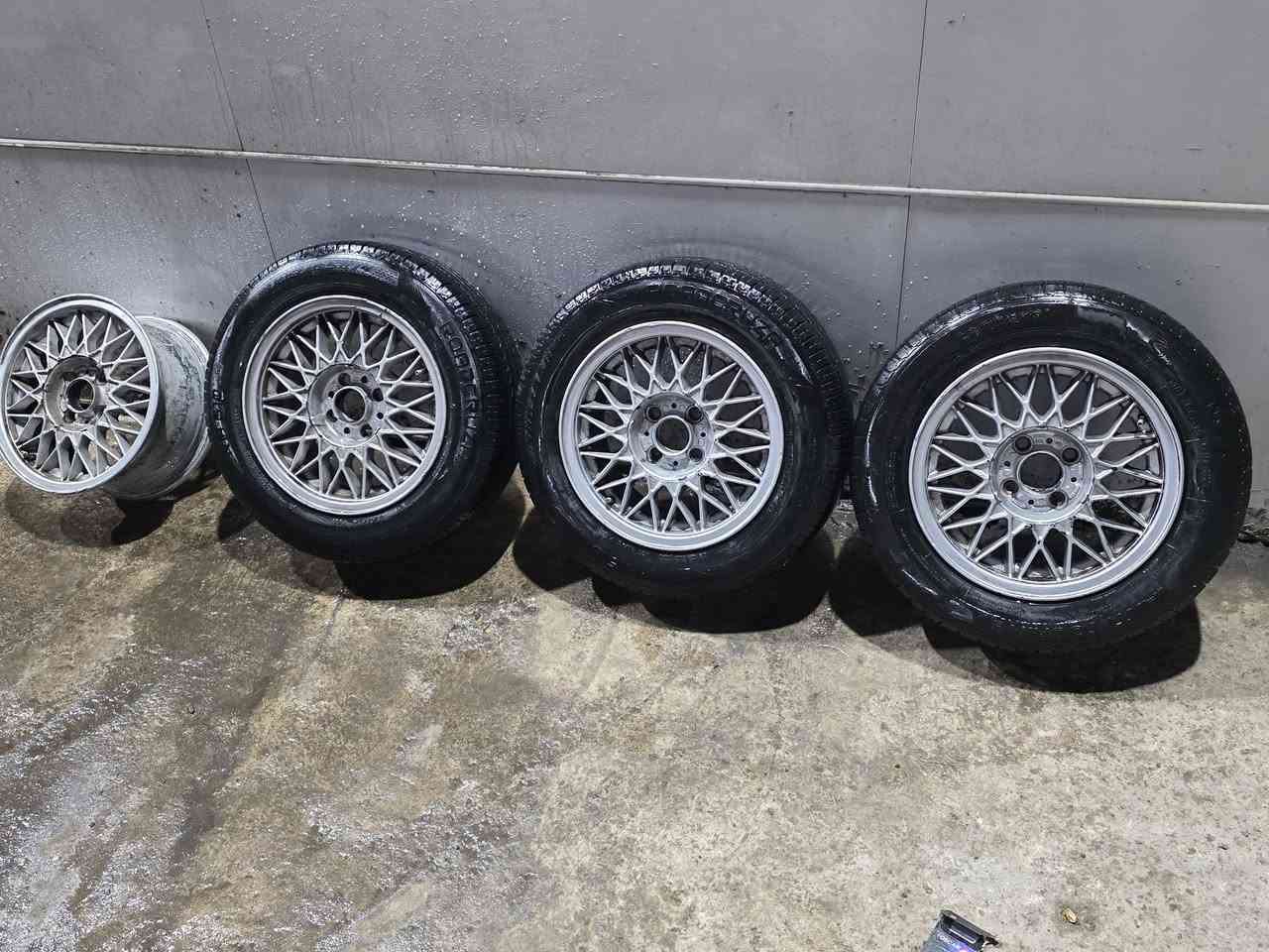 ويل حجم 14 اربعه ستد للبيع نضافة الويل مثل متشوف وبعد احلى بالحقيقه بس ويل واحد معووج عواج خفيف
مكاني بغداد ***********
