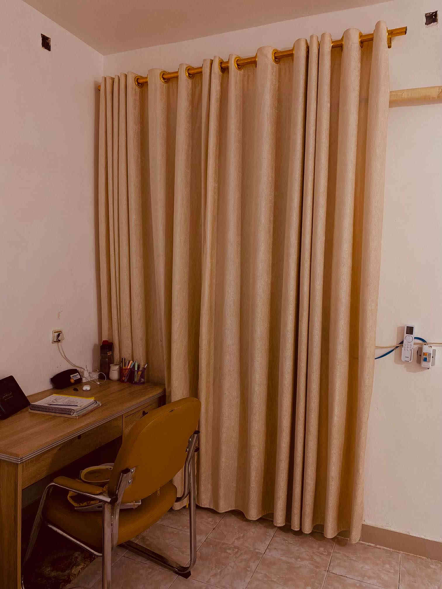 مكتب دراسي للبيع 
الحجم : الطول متر ونص.   العرض نص متر 
الملحقات :كرسي 
هديه : تيب لانك ضوء 
ملحقات: نشره داخلي بلون لاحمر 
استخدام موسم دراسي نضيف 90%
العنوان : ميسان (العماره) العرضات
السعر : 225 الف 
رقم الهاتف : ***********
متوفر واتسات عمارة
