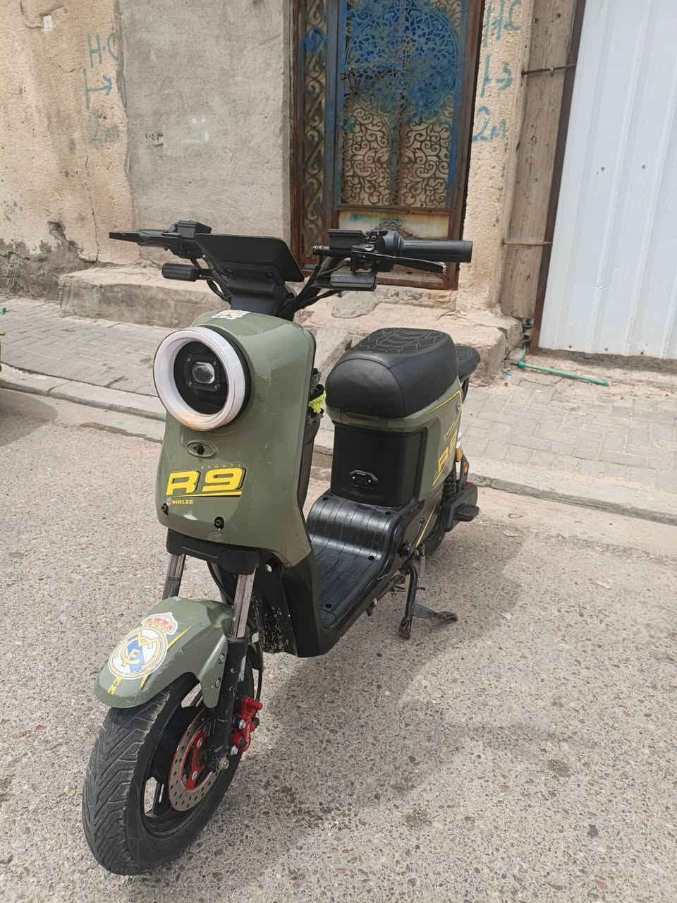 دراجه r9 2025
الموصفات
1.نشره ضوئيه 7 الوان
2.نضام بك 
3.دبل اشاره
4.كلوب زنون بلادي
5.لون زيتوني 
6.سرعه 109
7.دبل سويج و كارت 
الدراجه كامله موصفات كلشي بيهه شايله موجود و شغال الدراجه نقصهه بطاريات سعرهه
250 وبيهه مجال 
للتواصل***********
العنوان البصرة القبله حي الشهداء خلف افران النرجس
