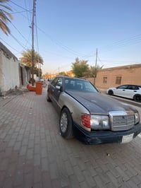 السياره مرسيدس موديل 1990 وتحتوي على 6 سلندر والمحرك نضيف ولا يوجد اي ...