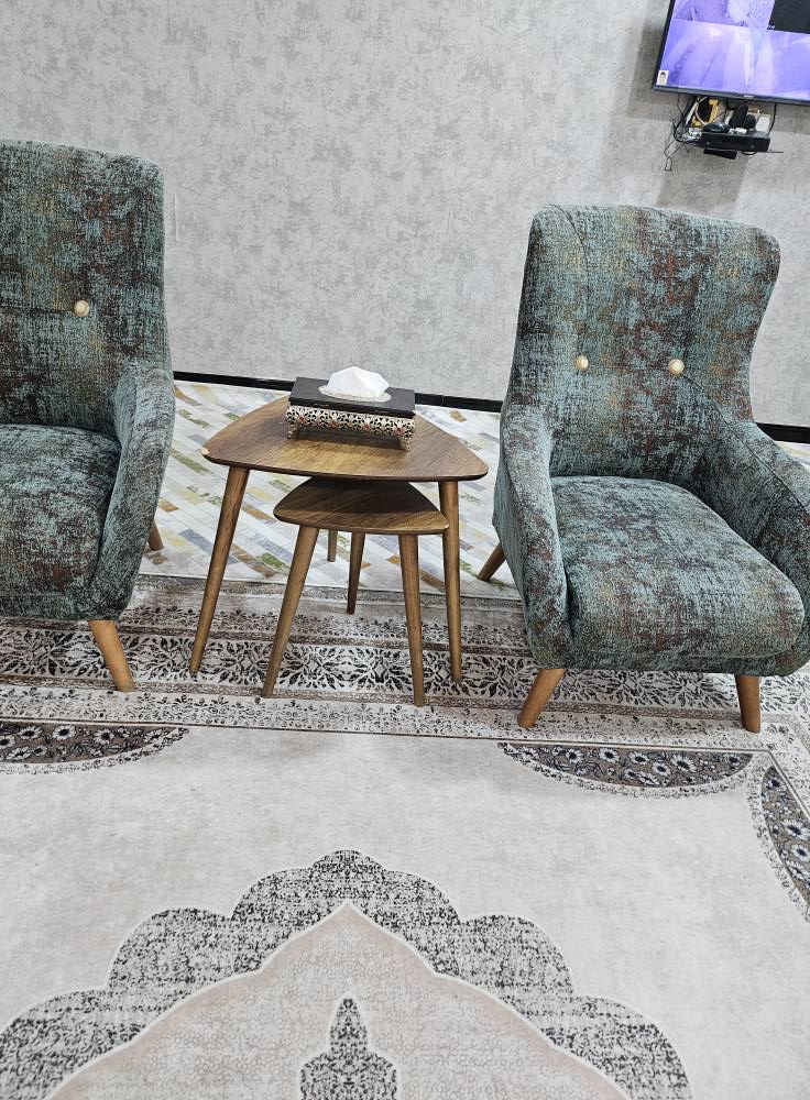 السلام عليكم تخم وطبلات وبوفية مال تلفزيون بدون التلفزيون سعر كلها ب٣٥٠  وبيها مجال
تواصل عبر رقم ***********
الضرر بس بالخد مال قنفة ثلاثي واضح بالصور
