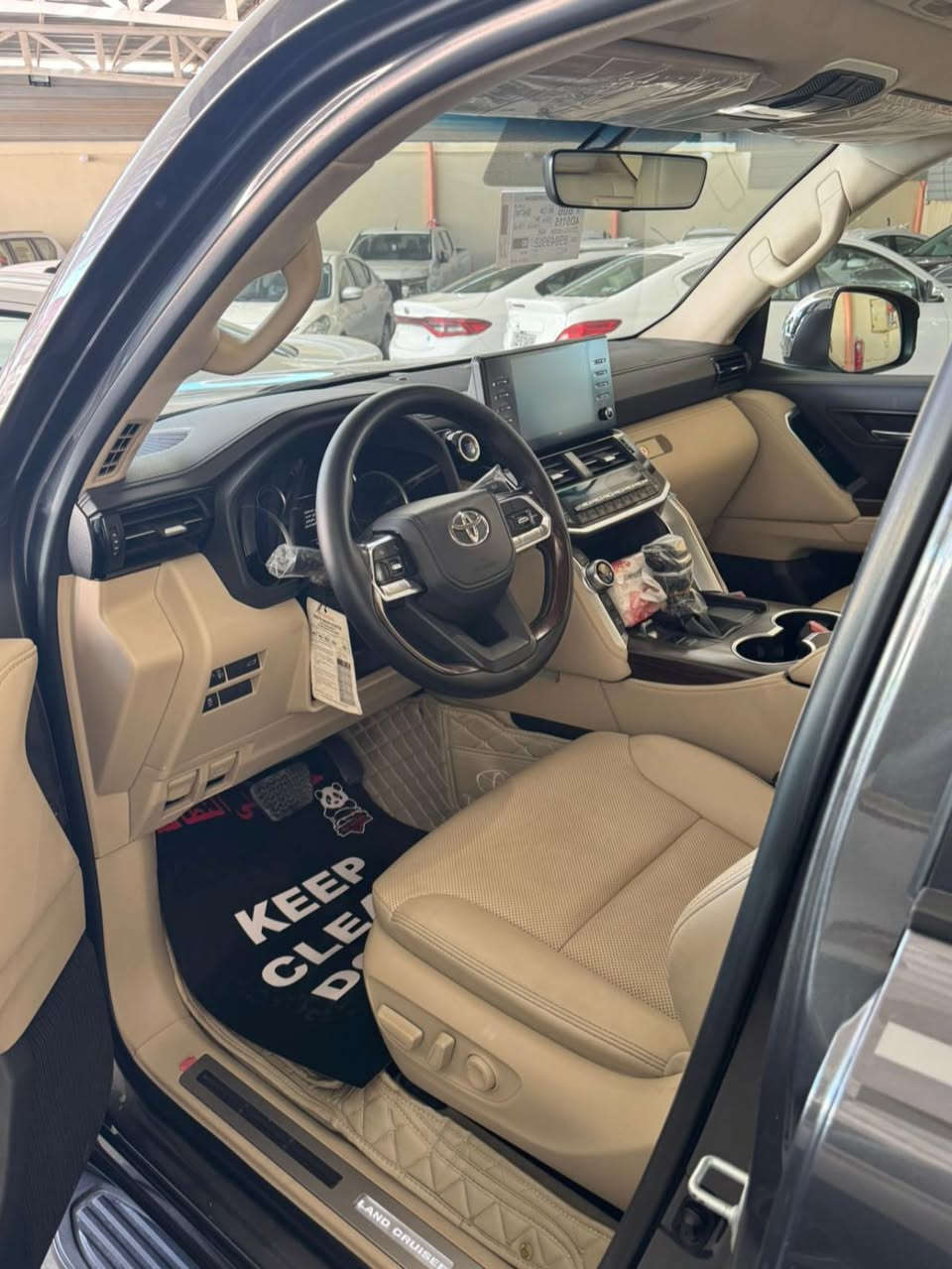 سلام عليكم 
لاندكروز GXR تطبيق 
موديل 2022 
مكفولة من صبغ وتبديل وبارد 
مواصفات 
ثلث شاشات 
رادار امامي + انحدار 
كشنات اثنين كهرباء 
كشنات جلد 
جنطة كهرباء 
حساس امامي خلفي
شغال بعد بلادي
فتحة سقف  
بصمات اثنين
4 كامرات 
رادار مري 
***********
