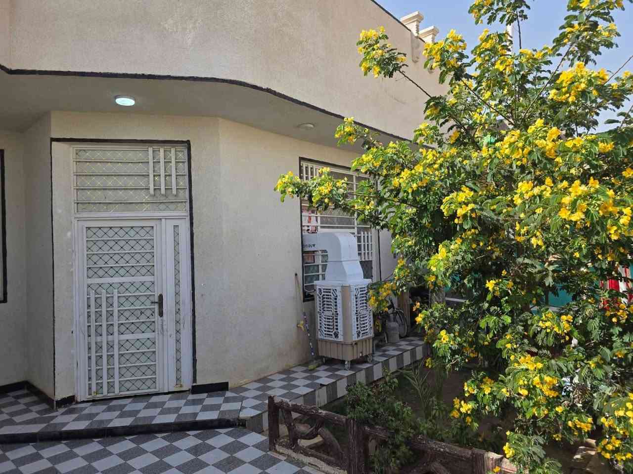 دار سكن المساحه ٢٠٠متر
العنوان حي الحكيم شارع الوائليه 
يتكون الدار من غرفتين نوم +استقبال+صاله+مطبخ
صحيات داخليه +خارجيه 
السعر64  قابل للتفاوض
للأستفسار
***********

