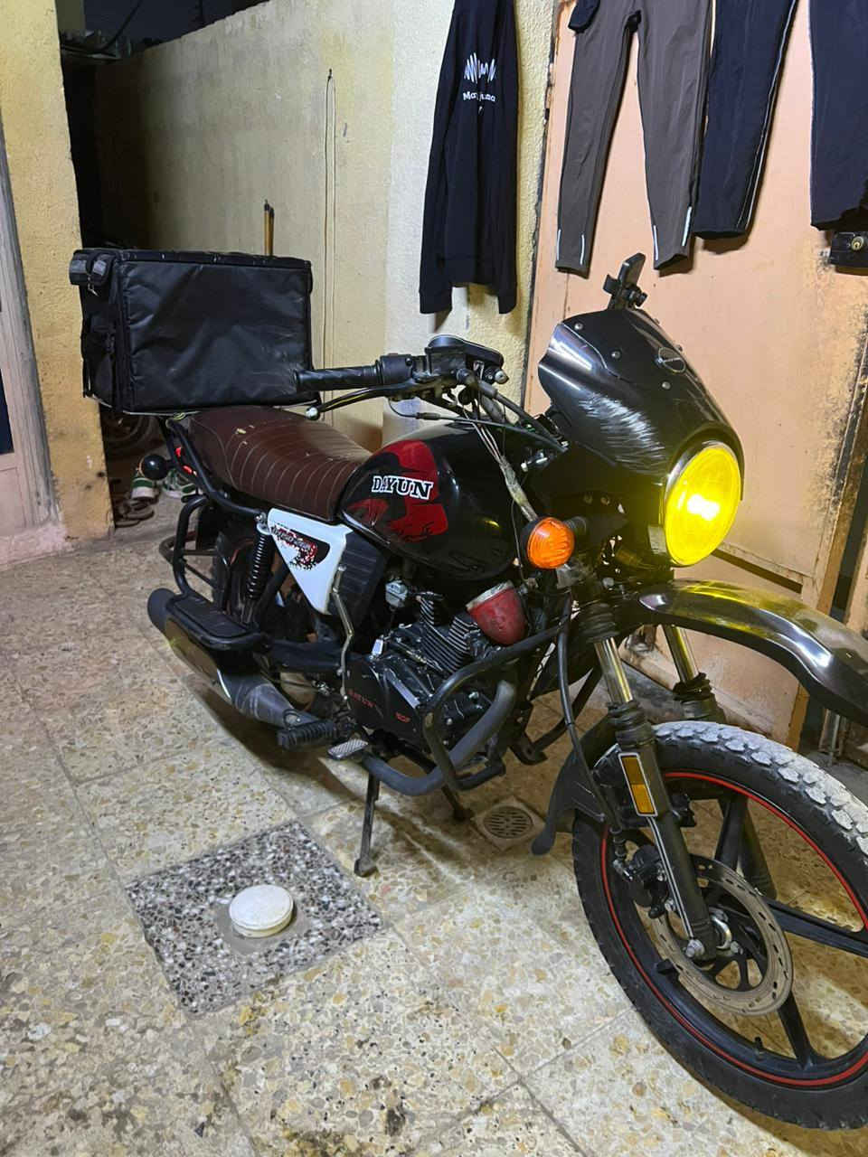 السلام عليكم شباب دراجة دايوان مديل 2023 دراجة خير من الله مكينة مكفوله برغي ما مفتوح بيها دراجة مرقمه سنوية بغداد السعر 2300 و بيها مجال بسيط العنوان بغداد ملاحظة الصندوق مو وياها للتواصل ***********
