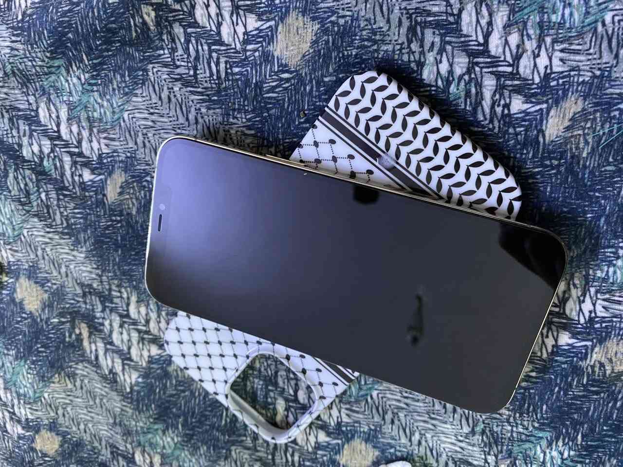 السلام عليكم 👋
ايفون ١٢ برو ماكس 
ألون ذهبي 
الذاكره ٢٥٦ 
دبل سيم كارت 
مبدل بطاريه فقط 💯 
الجهاز حيل نضيف 
فيس إيدي شغال 
الكامره دمعه 
السعر ٣٧٠ وبي مجال للطيبين 
للاستفسار خاص أو ***********
