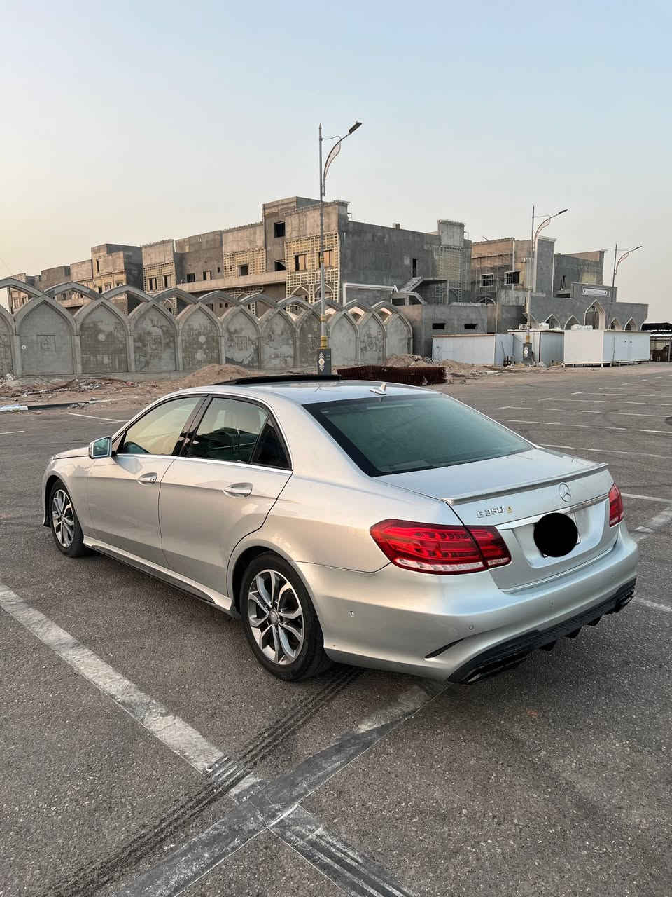 السلام علكم 
للبيع مرسيدس W212 
موديل 2010 محدثه 16
ماشيه 170km
محرك كير كفاله
وارد امريكي حادثها طخه بباب السايق
بيها قطع صبغ
السياره جديده بمعنى الكلمه
رقم بغداد
السعر 152
***********
