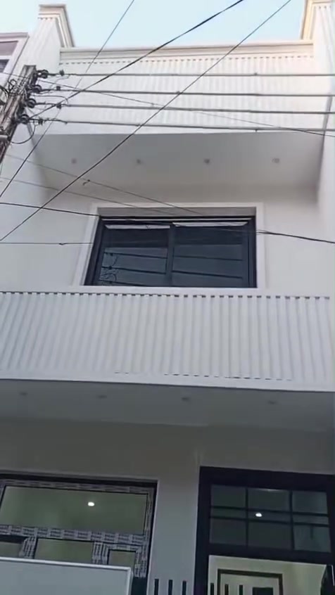 مشتمل لبيع في حي البساتين شارع الشيخ منهل المساحه ٥٠ متر يحتوي على ٣ غرف نوم حمامات ٣ مرافق خارجيه جديد زيرو ***********
