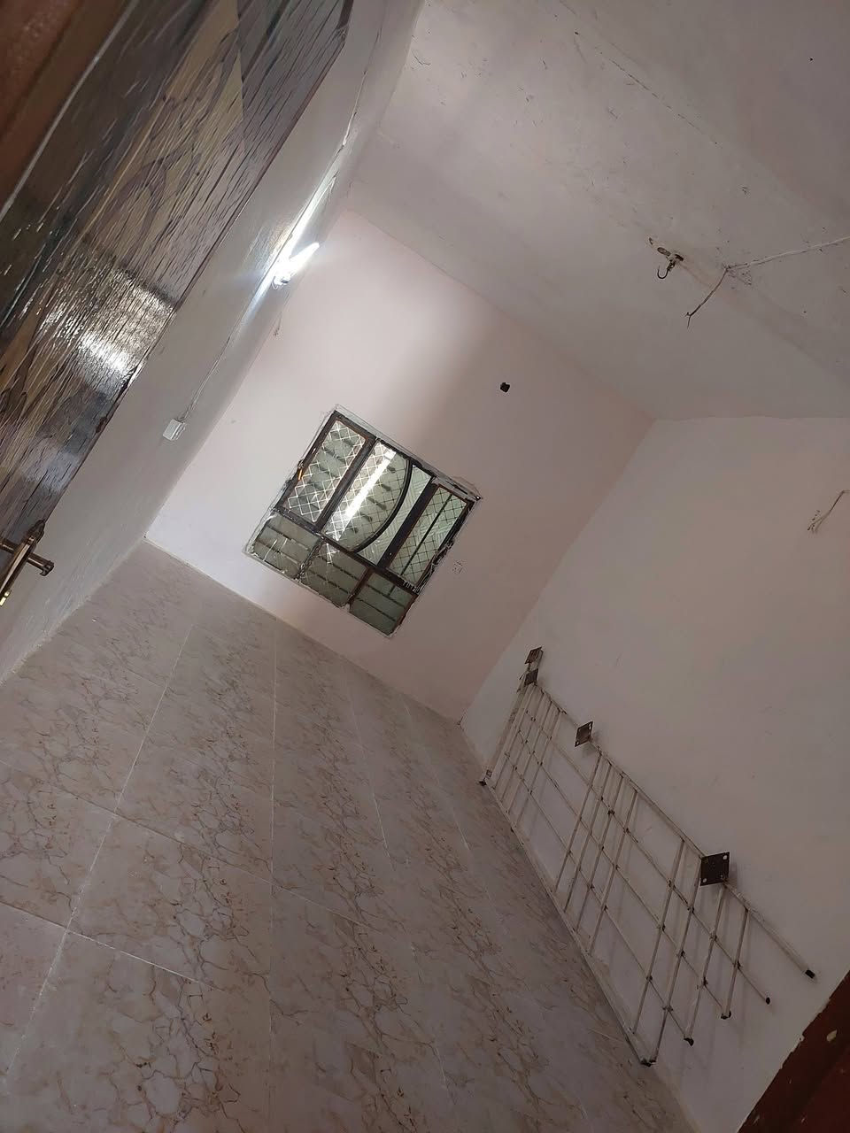 السلام عليكم بيت 200 متر في منطقه بوب الشام بل فحامه يم القوس بي غرفتين نوم صاله استقبال مطبخ بارد مطبخ حار حمام داخلي حمام وتواليت خارجيات بي محل جبير كهرباء وطنيه تلث خطوط سحب وانترنيت جاهزات مجاري رئيسيه كلشي جاهز  قريب عل شارع العام قريبه علي المدارس قريبه علي سعاد المضمده سعر البيت 40 وبي مجال رقم الهاتف ***********

