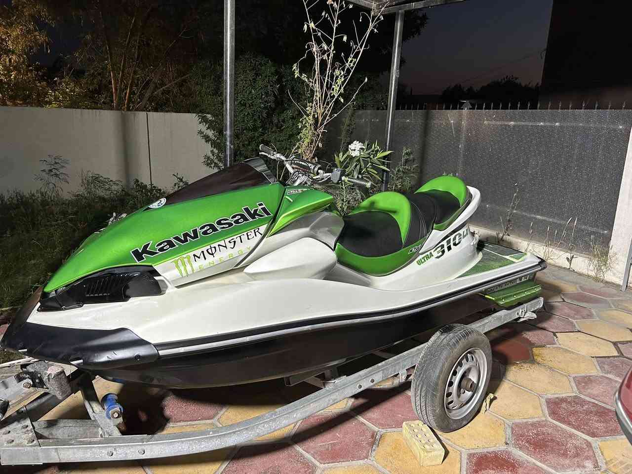 السلام عليكم جت سكي كاواساكي الترا ٣١٠ سوبرجارج الحجم الكبير موديل ٢٠١٤ الجت نظيف بدون ضربه او عطل مع العربانه بطاريه جديده وجاهز للتشغيل السعر ٦٠ ورقة للاتصال ***********
