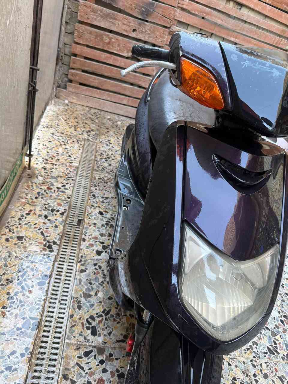 السلام عليكم 
سكنس 140 شغاله 
بيها تلحيظات بسيطة 
كهربائيات شغاله بنز كلج وخرز جديد بنز بريك جديد 
سعرها 350 وبيهة مجال للشراي 
بغداد/حي النصر 
***********
