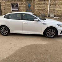 // سيارة للبيع نوع كيا اوبتما خليجي لون ابيض موديل 2020 رقم بغداد باسم...