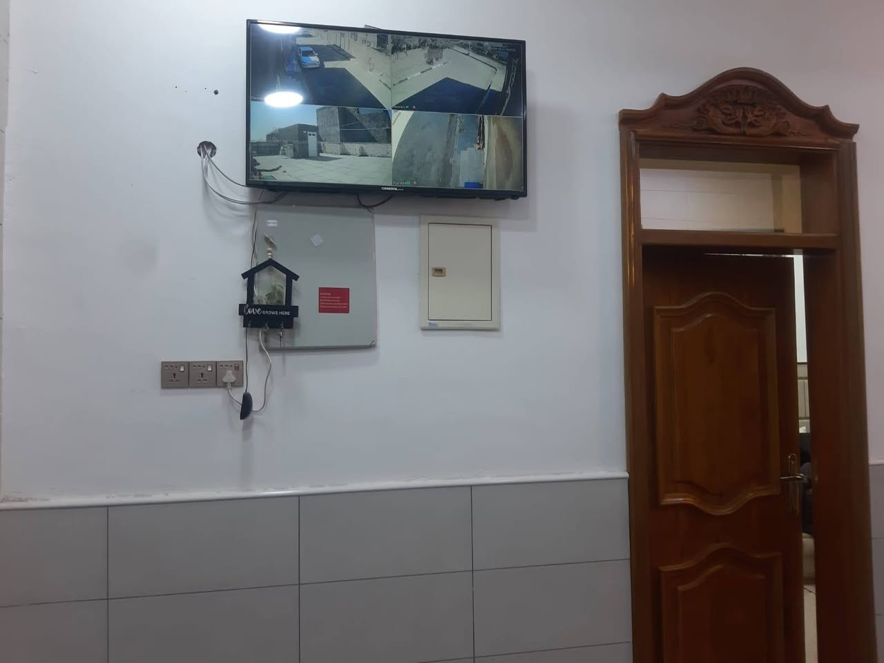 بيت للبيع بلديه في حي الخضراء طابق واحد بناء 2025 
المساحه 110م 
الواجه 10م يحتوي على 
غرفة منام صاله استقبال مطبخ صحيات 

للأستفسار أكثر يرجى الأتصال على الأرقام التاليه 
***********
*********** واتساب
