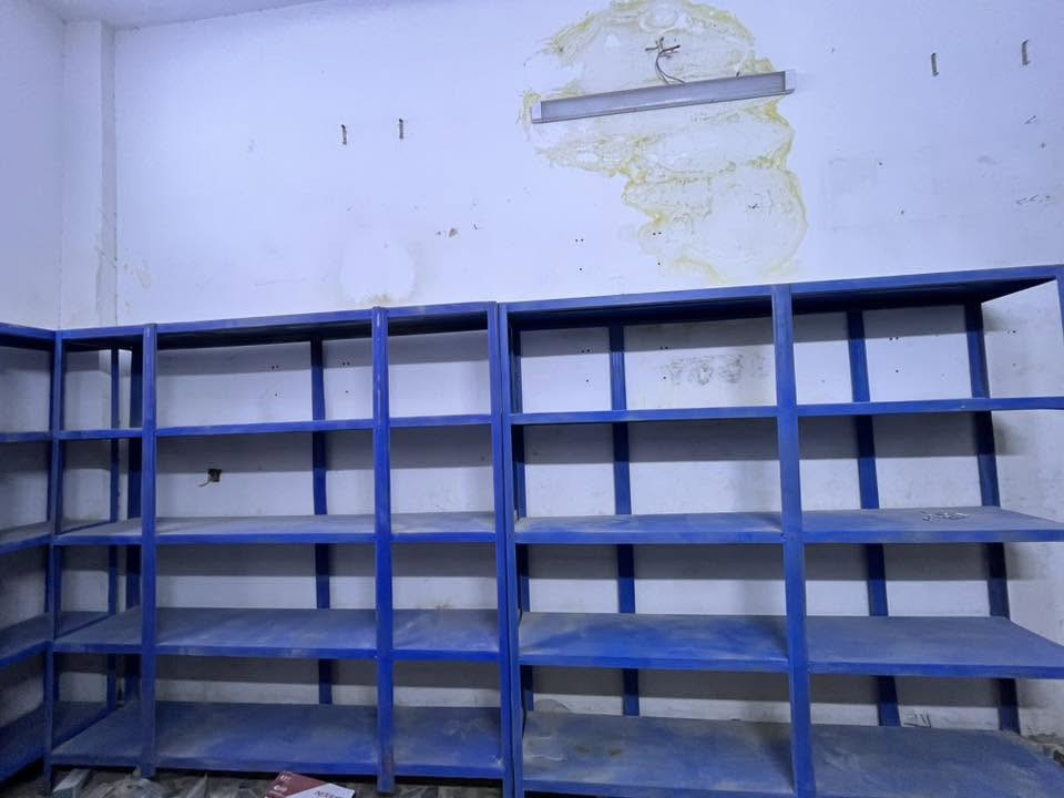 سلام عليكم عندي 7 رفوف للبيع طول 2م وعرض2م مع ميز مكتب طول1م  للاستفسار عن السعر التواصل على هذا الرقم ***********

