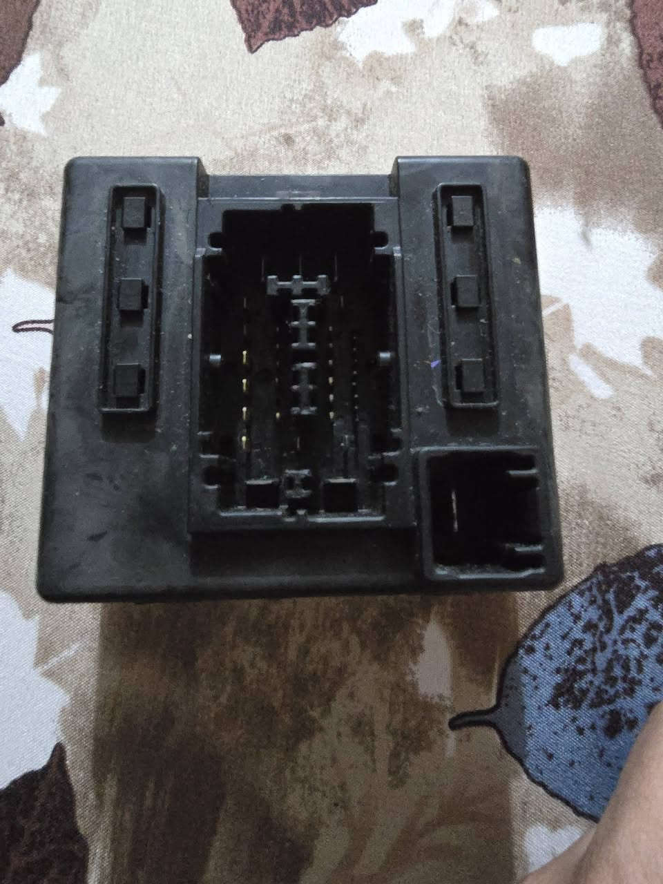 بورد قاعدة فيوزات كلشي شغال بيه بس الماسحات والتبريد واكفه بيه اي كهربائي يسويه للبيع للإستفسار الاتصال على الرقم ***********
