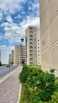 للايجار شقه 100م بيه سبالت 3بالB8 ط4 ايجارها 600مع الخدمات كذالك دلالي...