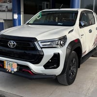 هایلوکس ٢٠٢٣ ماشی ٥٠  الف  ٦ سلندر سونار موجود سعر ٣٦٠$ ٠٧٧٢٨٤٧١٧٠٥