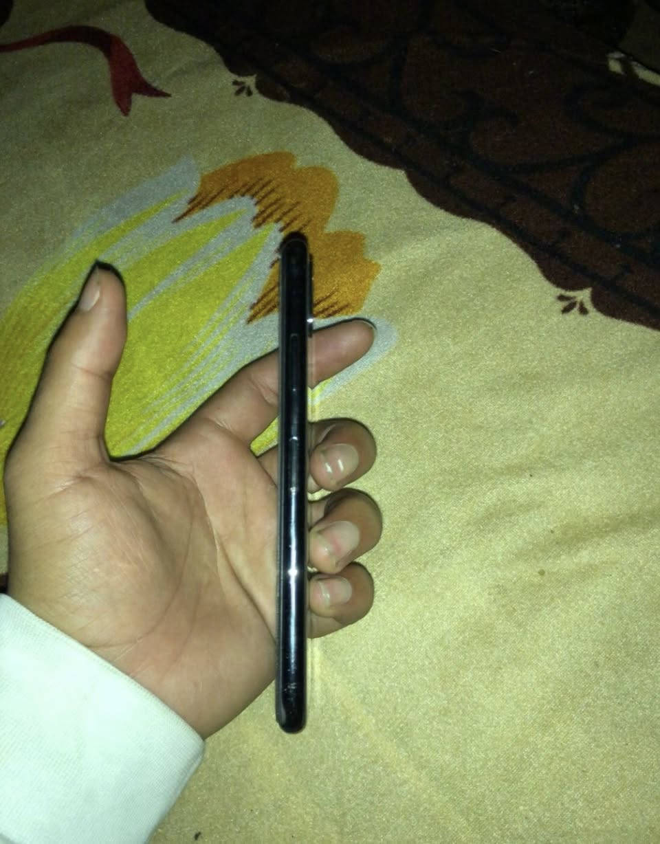 ايفون اكس كله بلادي بس بطاريه مبدله ذاكره 256 حيل نضيف بس بيه نقطه بل شاشه سعره 125 وبيه مجال ***********
