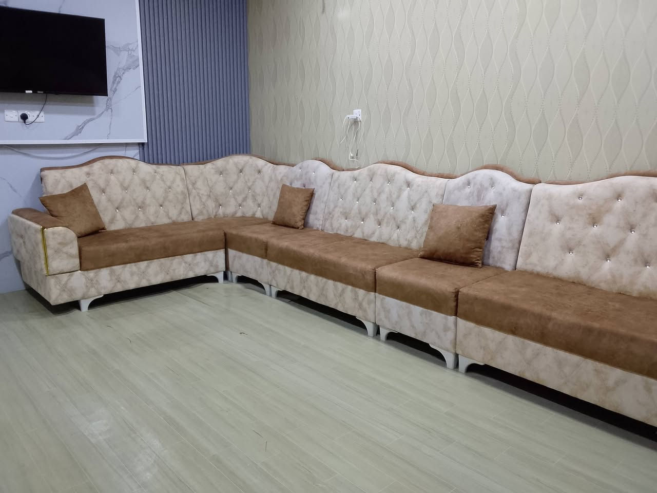 للبيع تخم ونص ديوان 10مقاعد تخم جديد استخدام شهرين فقط سعر 500 العنوان تاجي المشاهده ***********
