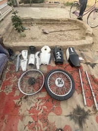 غراض دراجه للبيع ماعدا التانكي الاسود مو للبيع بي كسر تجي تاخذه وياهن ...