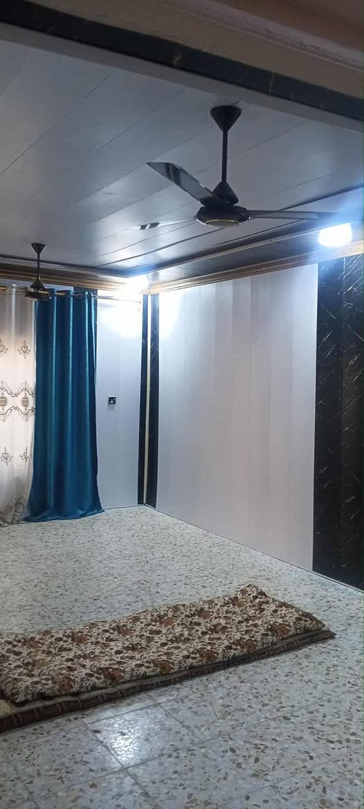 دار للبيع في منطقة عنانه اصلاح زراعي متكون الدار من غرفتين نوم و كلدور و ستقبال و مطبخ مجمع صحيات البيت فارغ ويصح للسكن مساحة الدار 270 متر الشارع عرضه 5 امتار يبعد عن الشارع العام 200 متر قريب علئ المدارس السعر 35 وبي مجال اتصل وتدلل ***********
