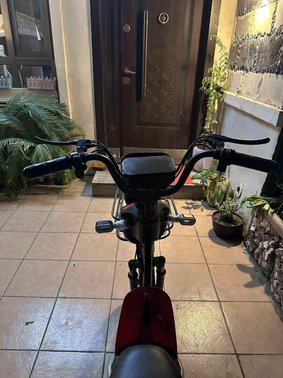 سلام عليكم دراجه شحن للبيع الدراجه كلشي مابيها وعلى حطتها اي نقص مابيها الشاحنه مالتها موجوده كلشي موجود معروضه 
400 وبيها مجال ولحد يكسر بلسعر فدوه اروحلكم مكاني بغداد *********** و٣ نمر الدراجه وسرعتها الحد الاقصى 40 موديل 2025
