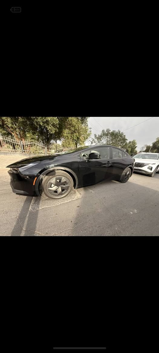 تويوتا بريوس موديل ٢٤ ماشيه اقل من ٨٠٠٠ مايل السياره جديده وجاهزه بدون نقص ضرر تبديل فقط بنيد بدون داخل شواصي لغود اير باك برده ستيرن طاك لون اسود بأسمي السعر ١٦٠$ الشراي يتصل محرك ٢٠٠٠  *********** اعظميه بغداد, العراق
