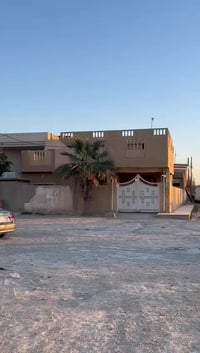 للبيع بيت ركن "بحي الخضراء" مساحته 260م يقع على شارع 20م يتكون من 4 غر...