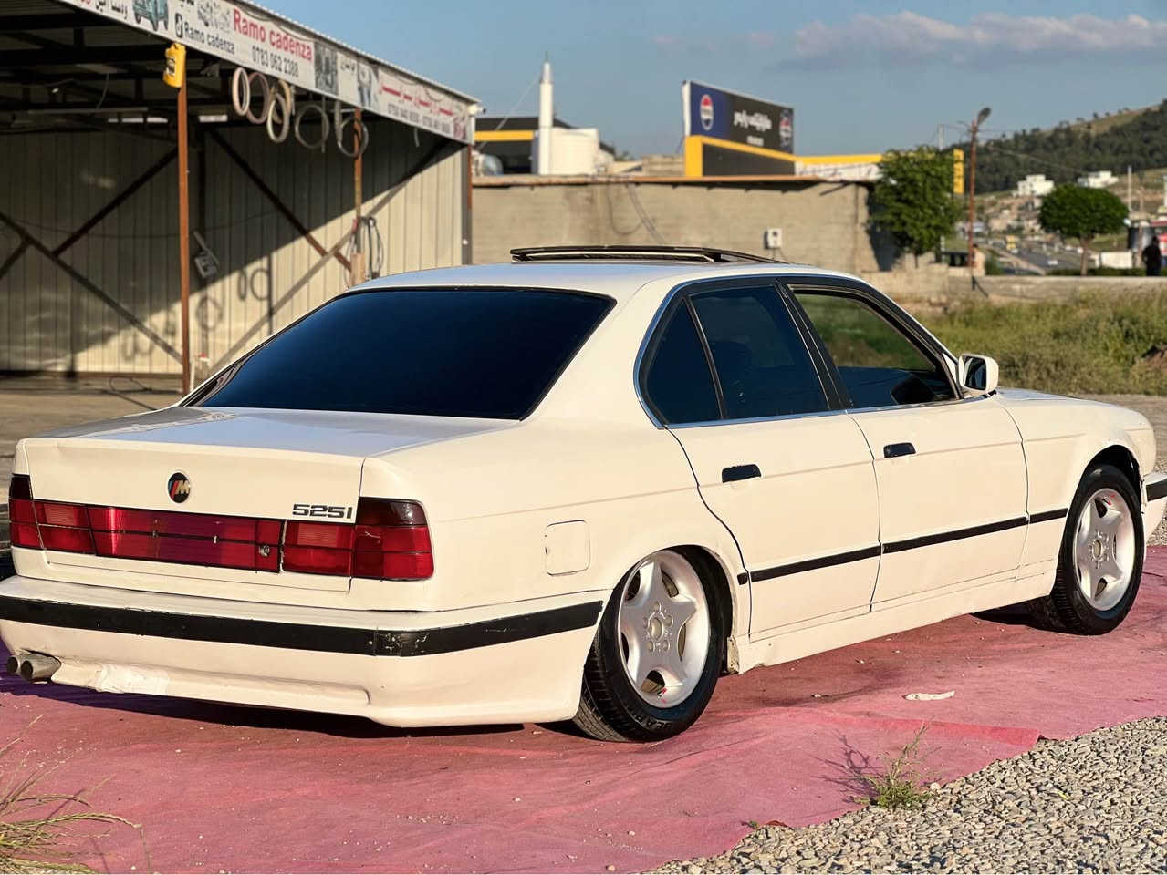Bmw 1991 520 گێڕ عادی
چوار جام کارەبا سلاید کارەبایی مەزبوتە 
گێڕ و مەکینەی بەشەرت بێ حەیبە
4 تایە و ویلی نوێی لەژێرە
سەیارەکی جوان و بێکێشەیە 
***********
Vibr-Whatsap شقلاوة, أربيل

