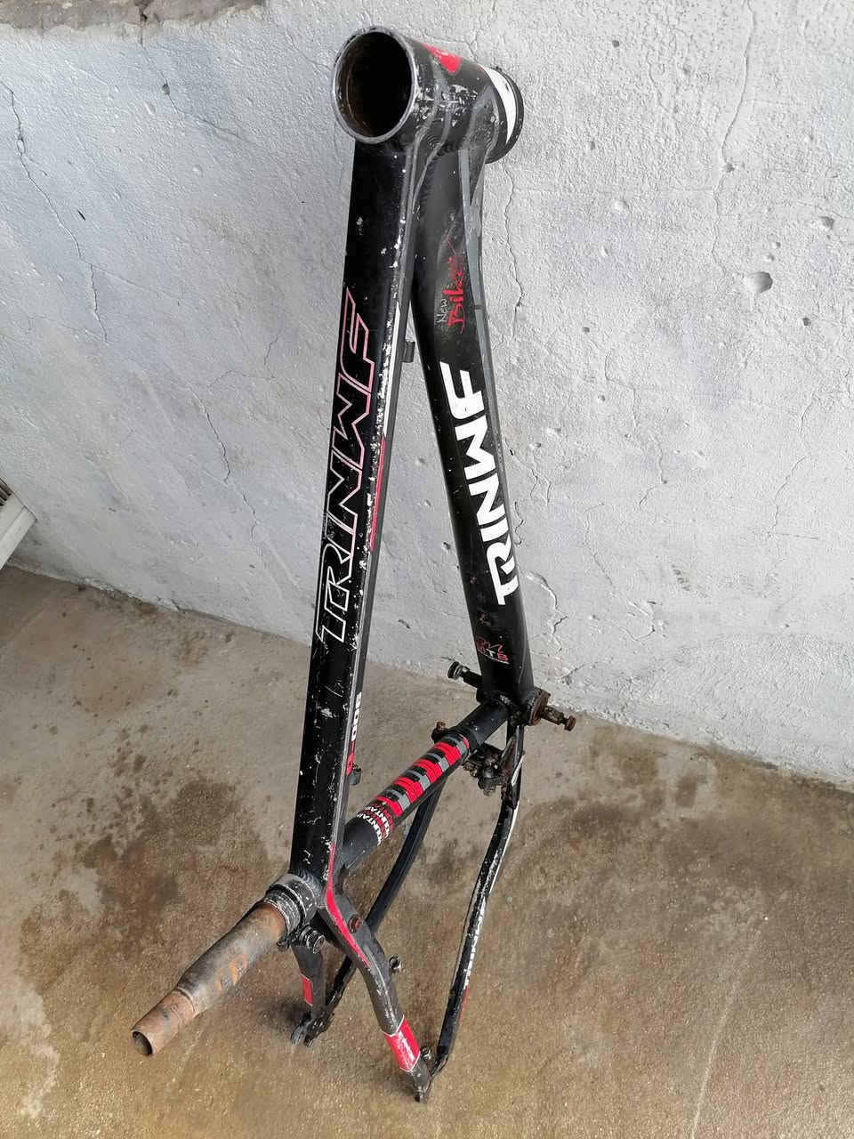 السلام عليكم فريم حجم ٢٦ معدن المنيوم مخزن بإذن بايدار بولبرن مع نقال امامي  وزن  الفريم كيلو  تقريبا سعر ٤٠ مكاني الاثورين الدوره ***********
