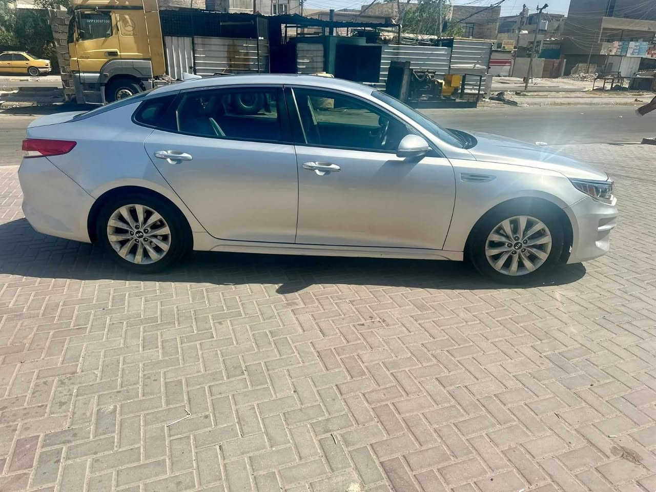 السلام عليكم .. 
اوبتما 2016 امريكي
_ محرك 2400 gdi. ضربتها موجوده بل صور صندوگ ودعاميه خلفيه
_ مبددلها تخم تاير جديد وصدر جديد وماكله مناقصها شي
_سعرها 130 $
_ ***********
