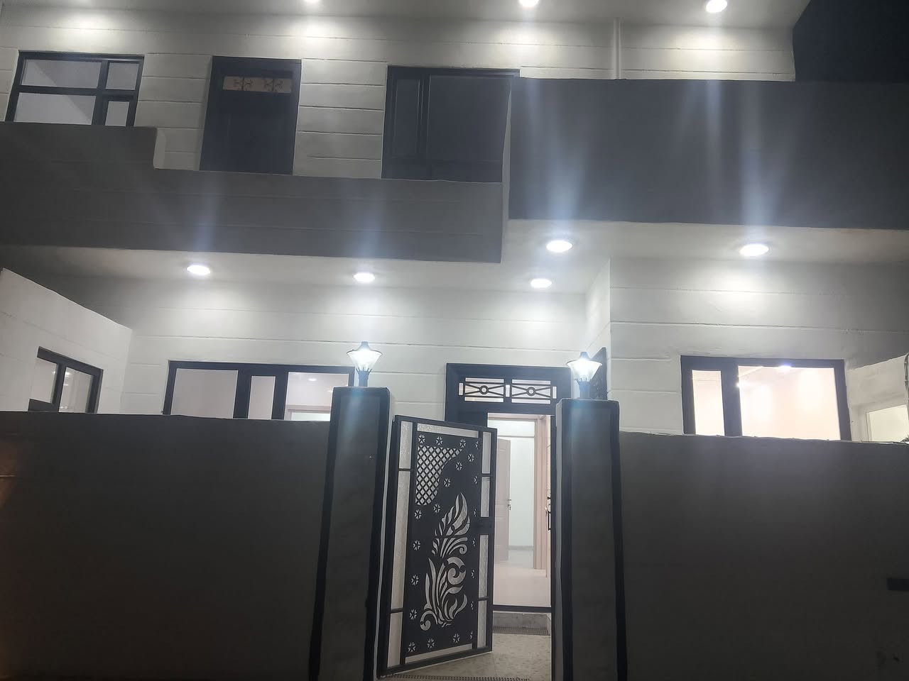 بيت للبيع مساحه120متر مربع توله فروش نوع العقار (توزيع قايم مقام) بناء صفر حديث الطابق الأول عدد غرف نوم2
استقبال 
مطبخ حار بارد2
حمام صحيات 
الطابق الثاني غرفة نوم1 حمام صحيات مشترك سويت ماء بئر متوفر نظام تكتات سقف مغربي ثانوي حديقه خارج البيت السعر عل خاص رقم الهاتف***********
