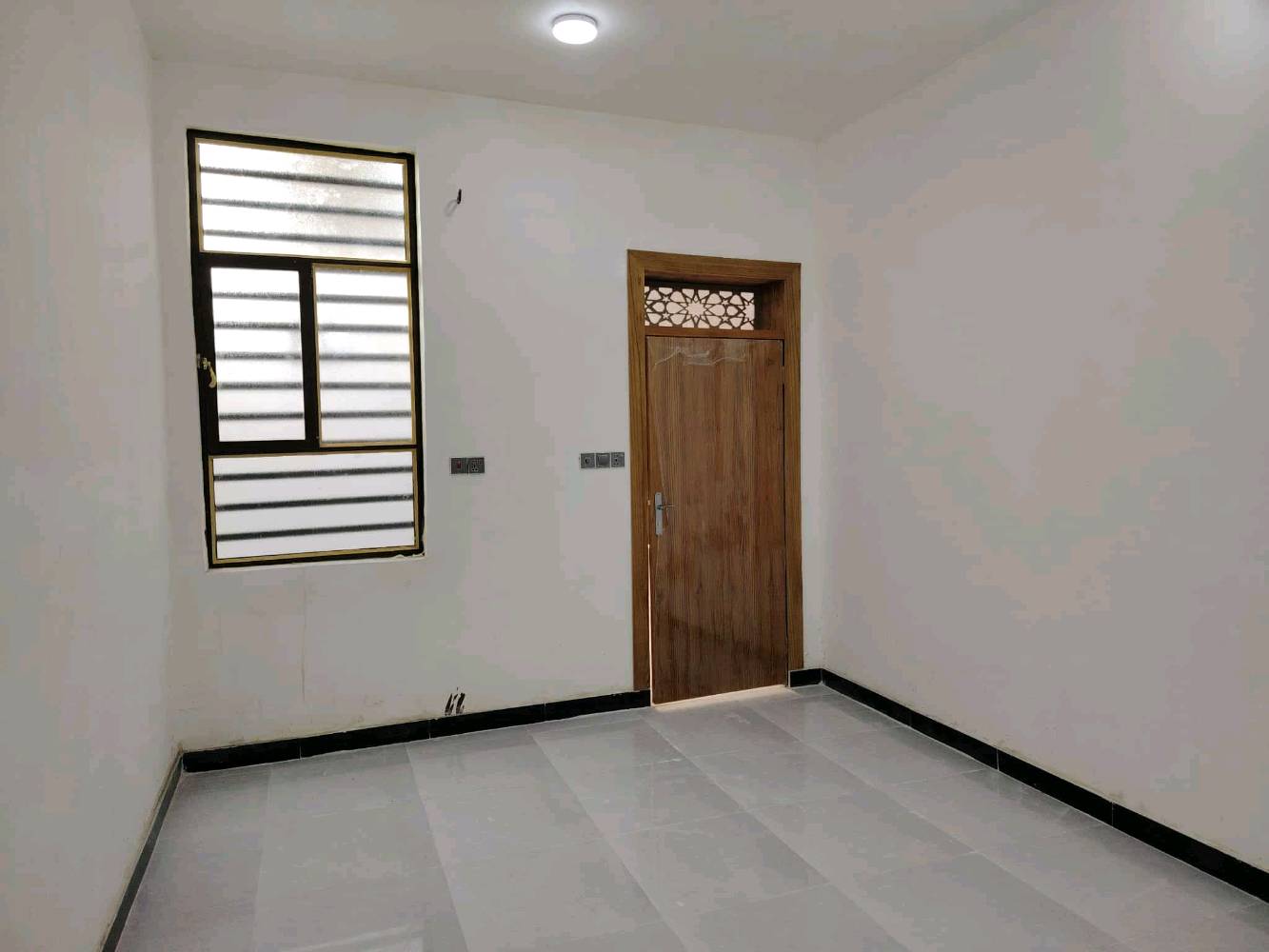 دار للبيع السعر 60وقابل التفاوض 
المساحه 150متر غرفتين صاله مطبخ ستقبال 
حمامات بناء درجه والى العنوان النجف مقابل قريه الغدير طابو زراعي سند 25