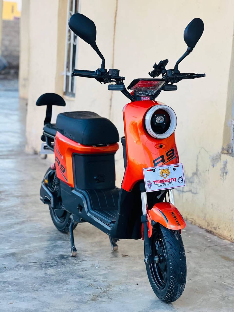 السلام عليكم
للبيع R9 
R9
موديل 2025 
نظام رجوع R
السرعة 99 .... 60 حقيقي نشاط فول 
بطاريات 5   
تشغيل ع بصمه وصويج 
للون مميز 
اشاير يمين يسار 
لايت عالي ناصي  
السعر 375 وبي مجال شي قليل 
 
 ***********
